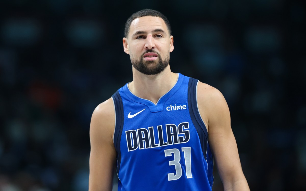 Klay Thompson, disputando un partido con los Dallas Mavericks.