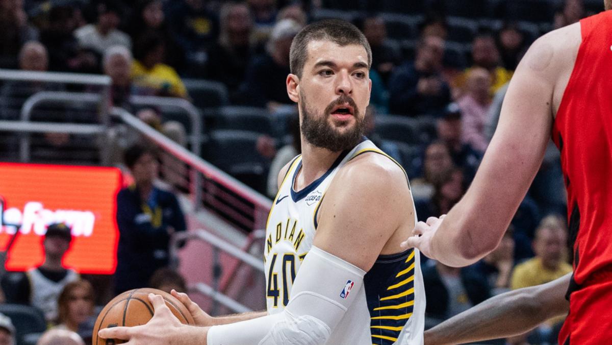 Ivica Zubac, disputando un partido con los Indiana Pacers.