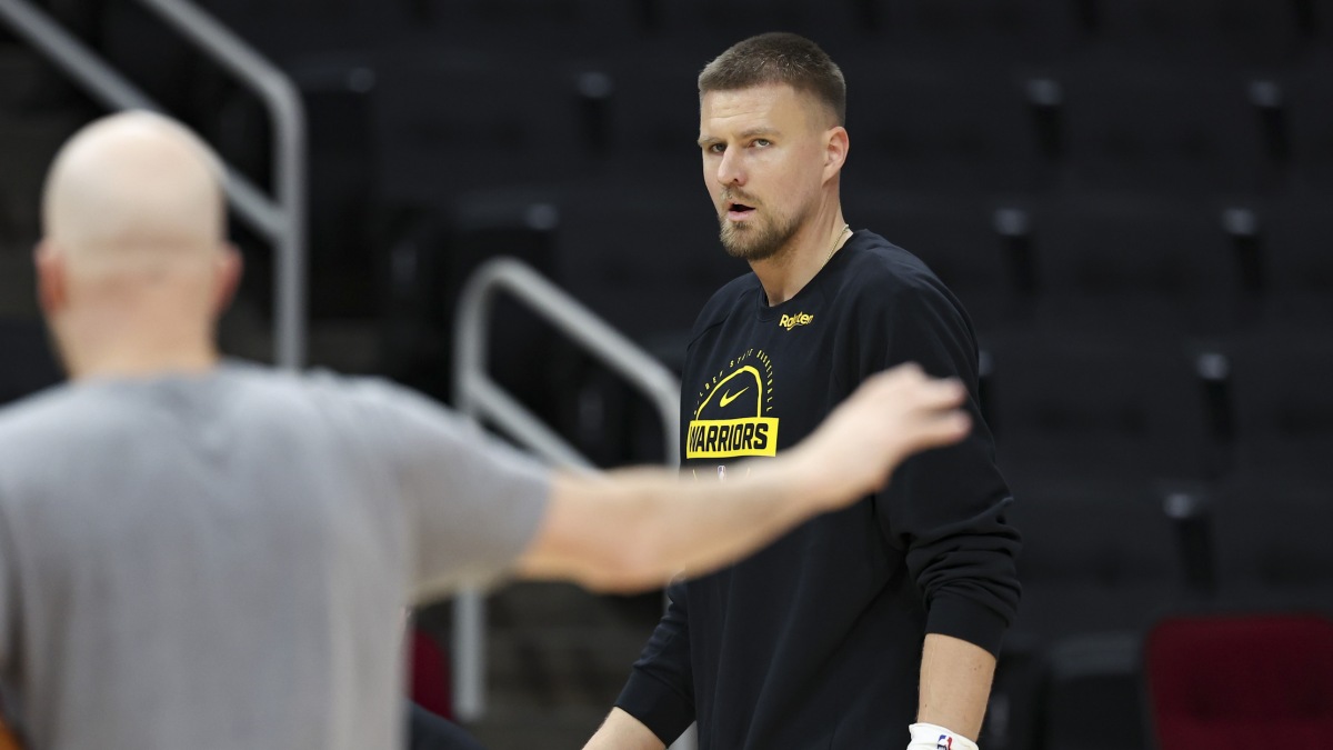 Kristaps Porzingis, durante un entrenamiento con Golden State Warriors.